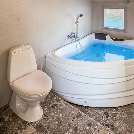 4 Bedroom Beautiful In بيت للعطل